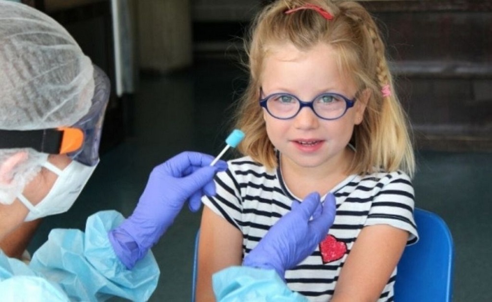 Austria prueba un test de coronavirus con forma de chupetín para niños