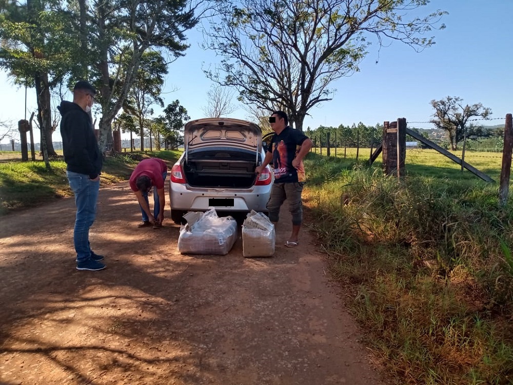 Llevaban en remís un contrabando de zapatillas procedente de Paraguay