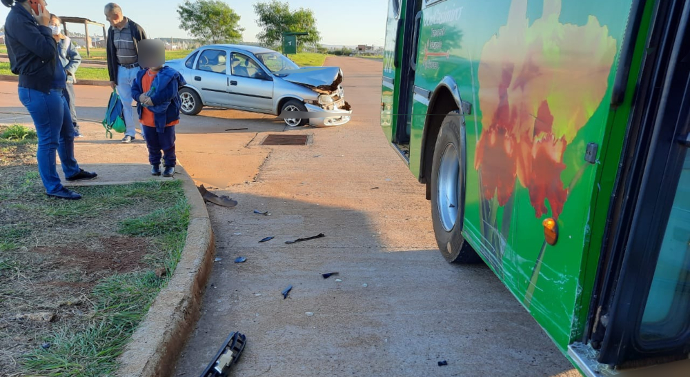 Posadas: no vio el colectivo y terminó con el auto destrozado