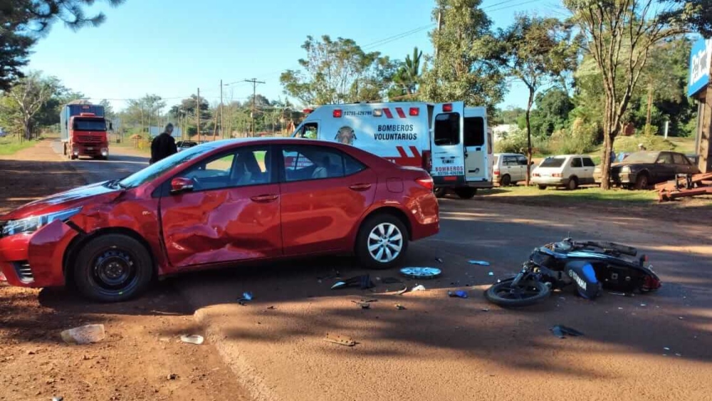 Motociclista terminó con una pierna fracturada tras un choque