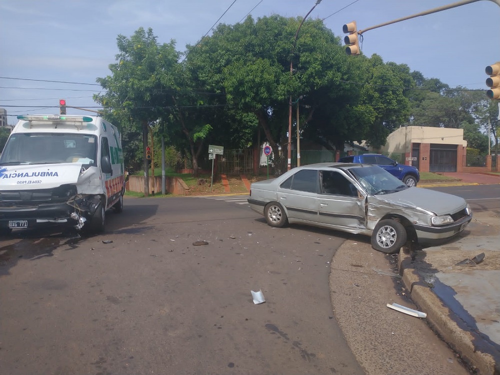 Dos heridos en choque entre una ambulancia y un auto