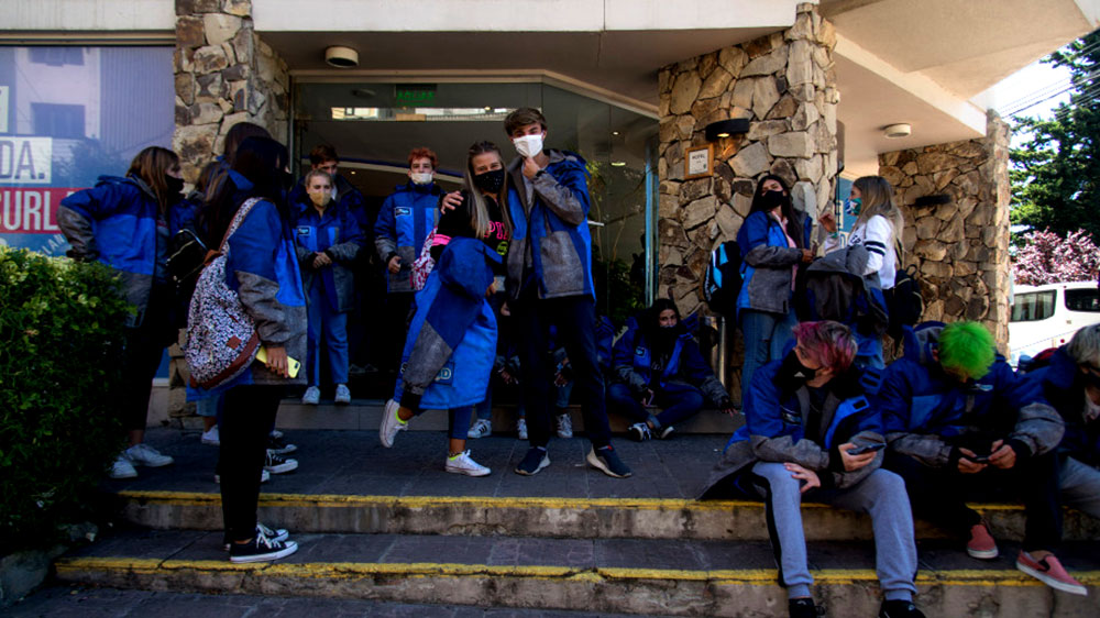 Viajes de egresados en la mira por aumento de casos de COVID-19 entre estudiantes