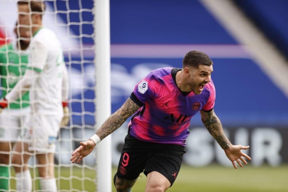 Con gol de Icardi, PSG ganó sobre el final y quedó a un punto de Lille