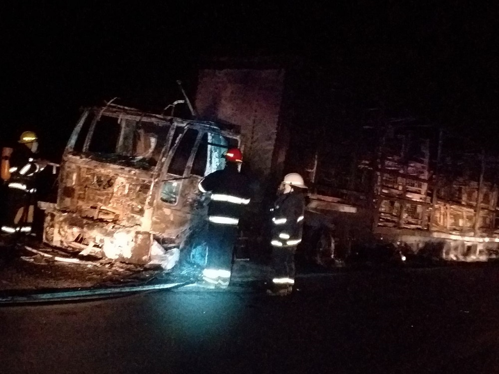 Santo Tomé: camión de origen brasileño se incendió en plena ruta 14