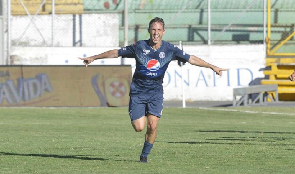 El misionero Klusener marcó por triplicado en Honduras