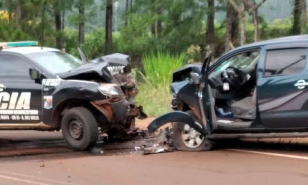 Patrullero chocó con una camioneta tras esquivar a una bici