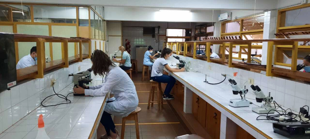 Alumnos de Exactas avanzan con prácticas presenciales pendientes del año pasado