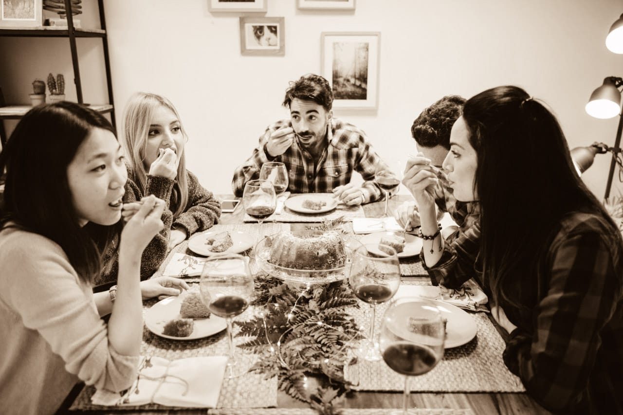 Ni fábricas ni escuelas, los contagios se están generando “en el ámbito social”