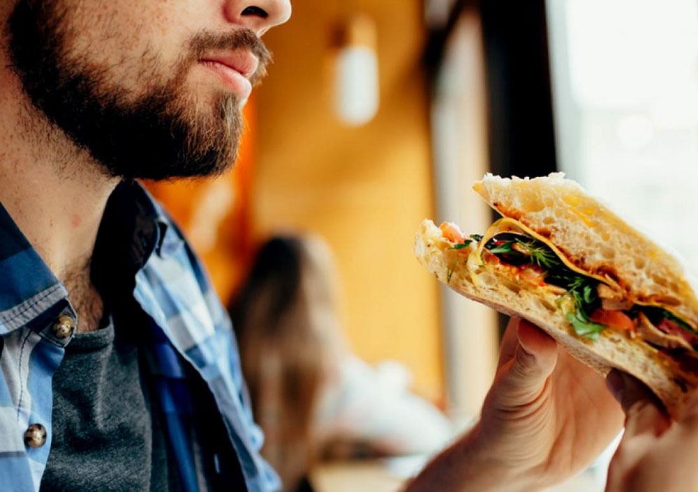 Se tragó una aguja de tres centímetros y medio al comer un sándwich