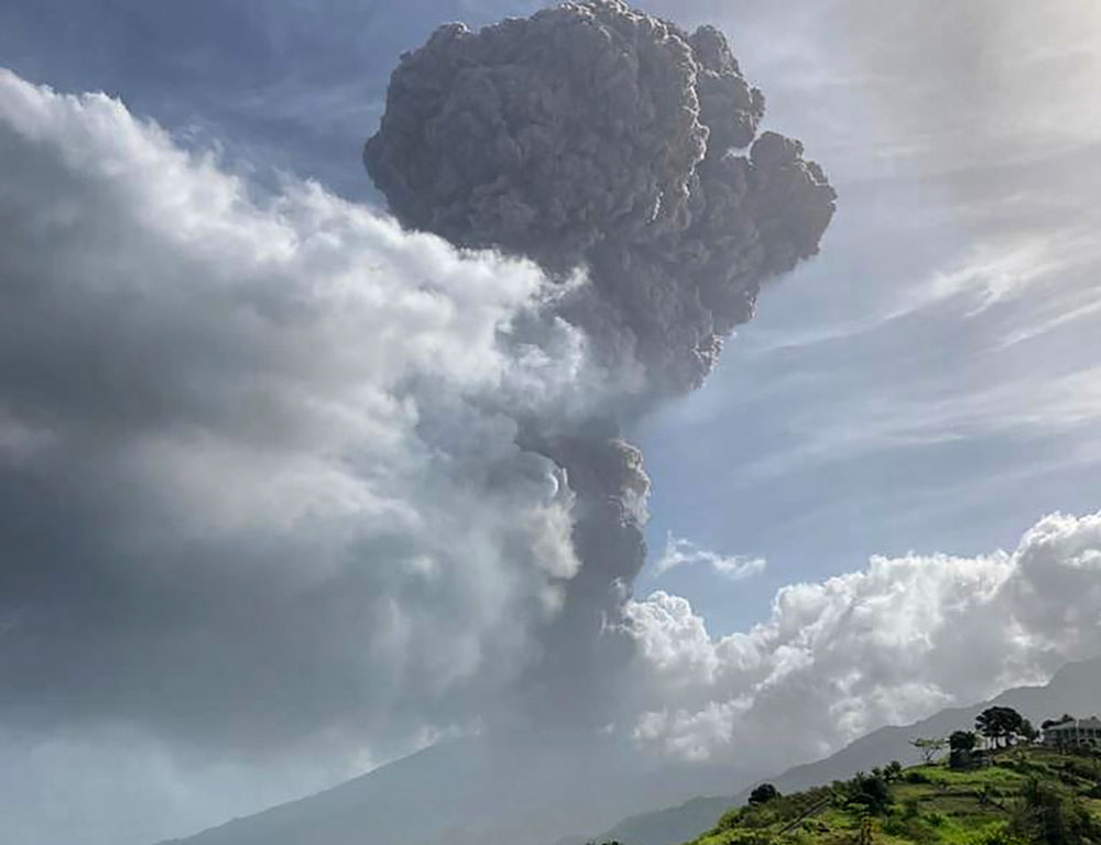 Entró en erupción el principal volcán de una isla caribeña