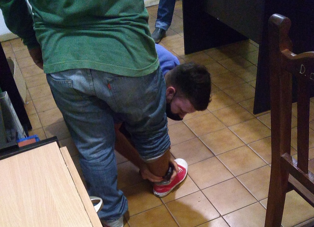 Ni con tobillera electrónica acató la orden judicial y lo devolvieron a su celda