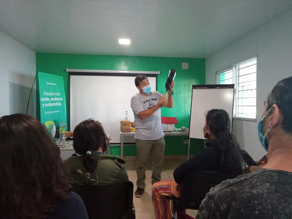 Capacitan en manejo de abejas nativas en Posadas