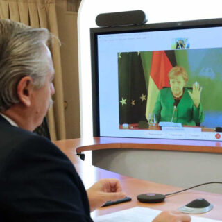 Ángela Merkel también brindó su apoyo para negociar con el FMI