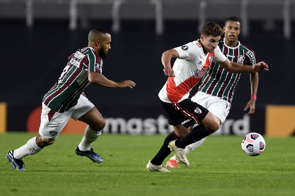 Con sufrimiento y pese a la derrota, River clasificó a octavos de la Libertadores