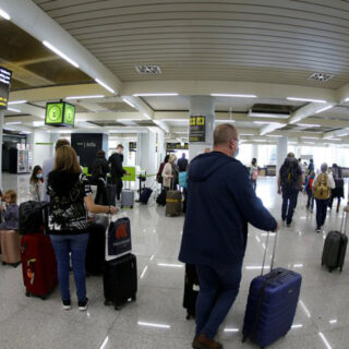 La UE acordó reabrir sus fronteras a los viajeros plenamente vacunados