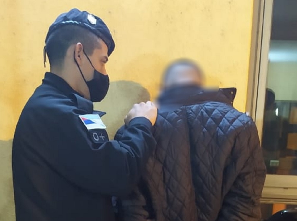 Detuvieron a un joven por robarle a una mujer en una parada de colectivos