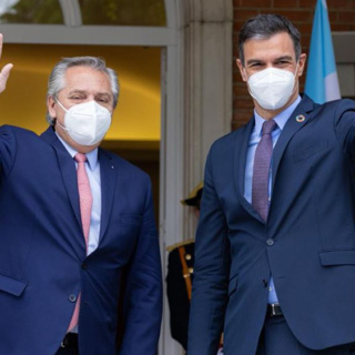 Alberto Fernández y Pedro Sánchez en España