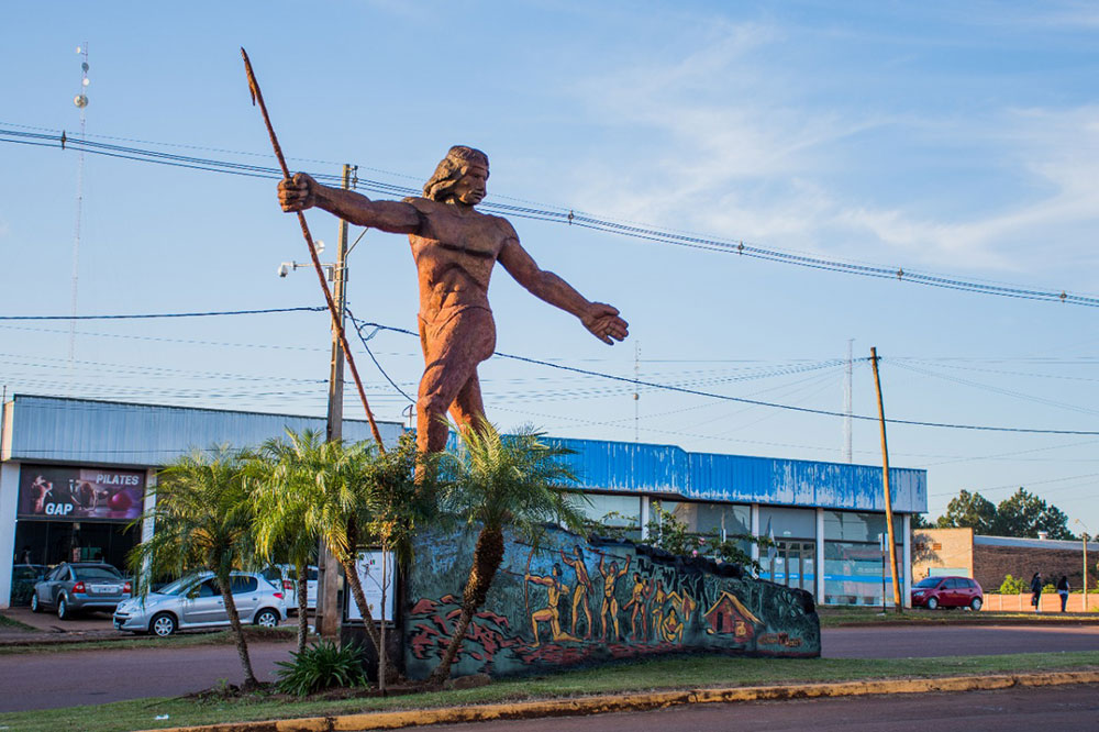Restauran la escultura del “Cacique Oberá”