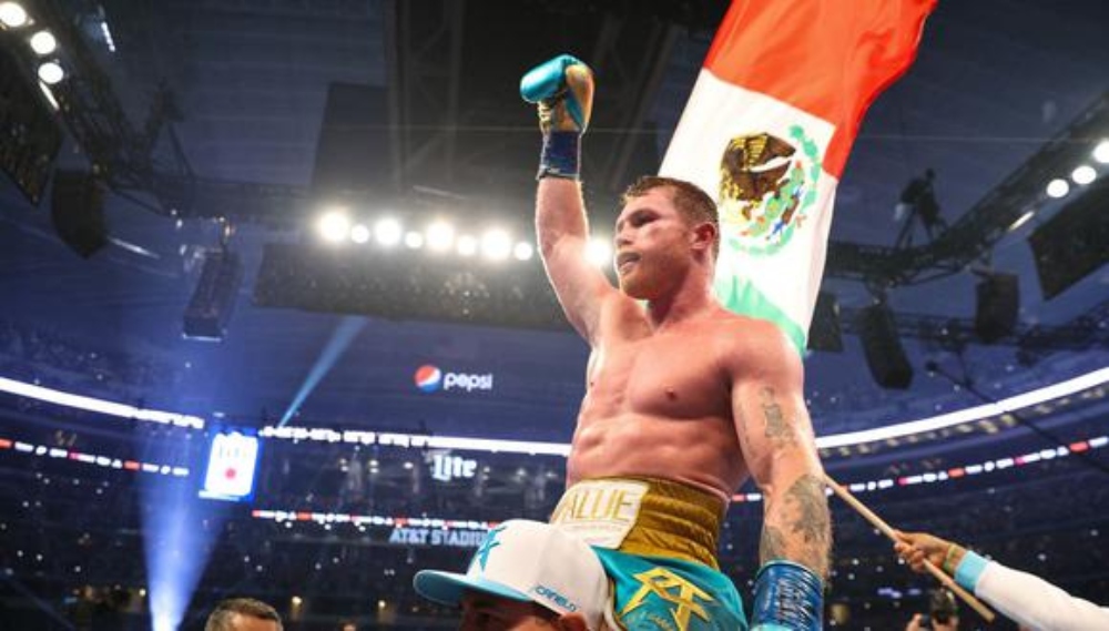 “Canelo” Álvarez acaba con el invicto de Saunders frente a una multitud