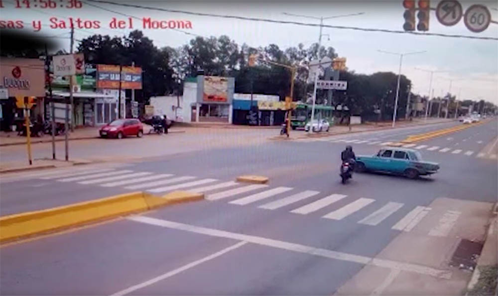 Inconciencia vial: cruzó en rojo y chocó contra un automóvil