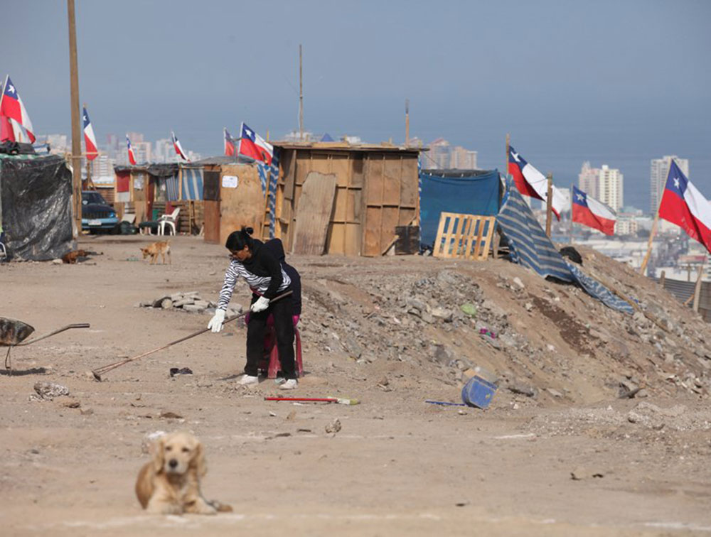Chile: los bajos salarios y el alto costo de vida multiplica campamentos de pobreza