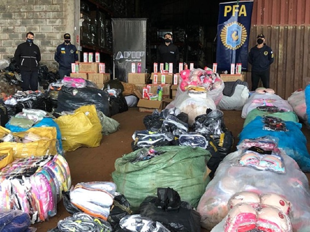 Desbaratan millonario contrabando organizado en red de encomiendas