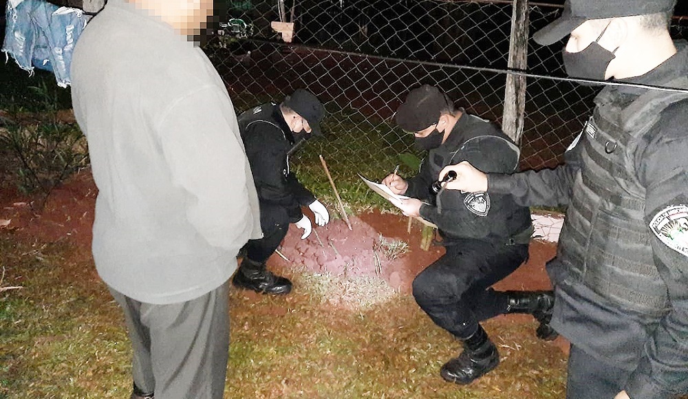 ENTERRARON EL PUÑAL. Efectivos de la comisaría local y de Criminalística hallaron el arma presuntamente utilizada.