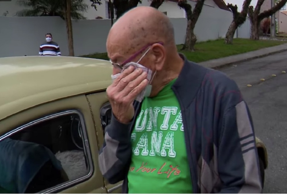 Vendió su auto por falta de dinero y sus alumnos lo compraron y se lo devolvieron