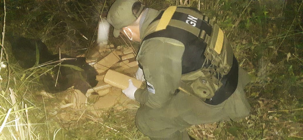 Hallan casi 60 kilos de marihuana entre la maleza a orillas del arroyo Garuhapé