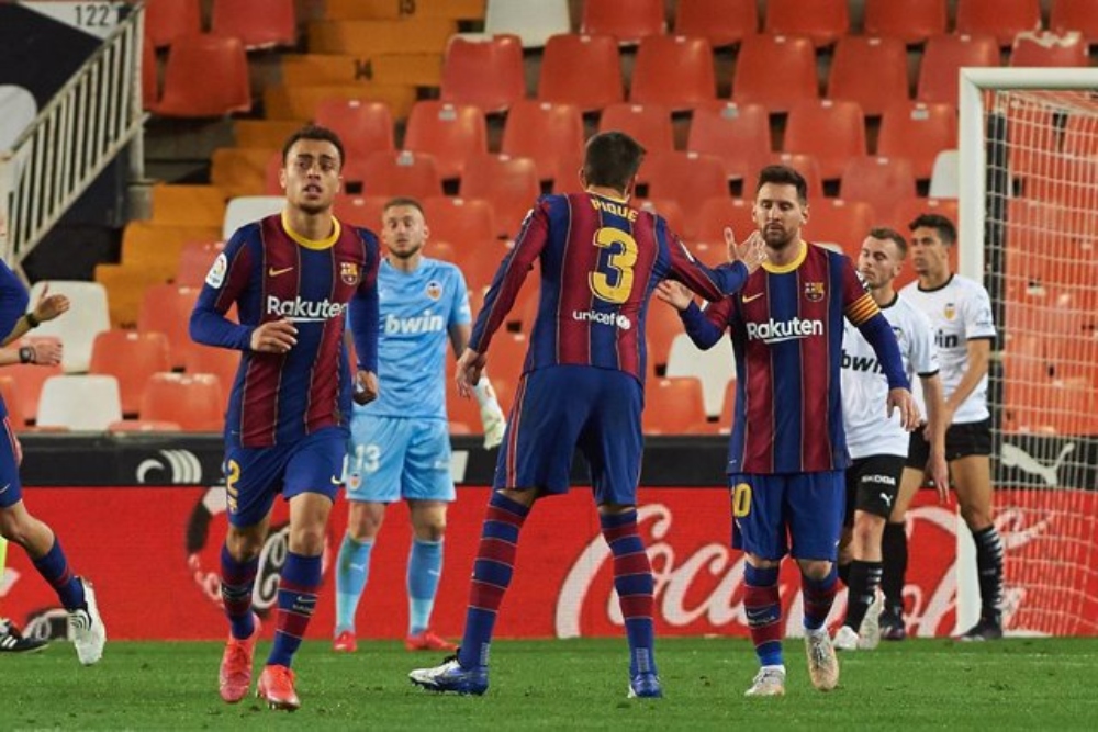 Con un doblete de Messi, el Barcelona no le pierde pisada al Atlético Madrid