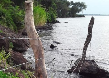 En el “Montecito” de Villa Cabello, el alambrado se mete al río