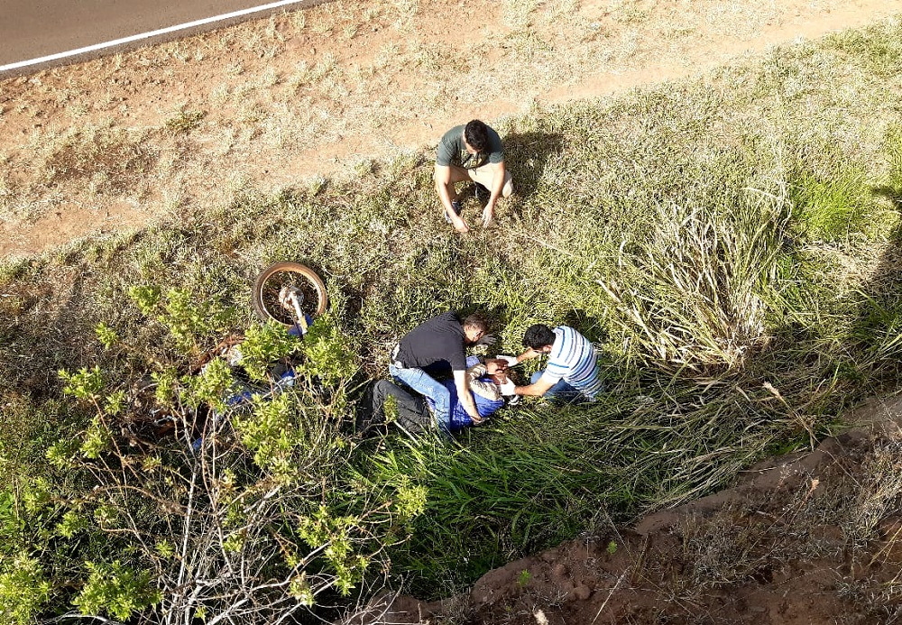 Le salvaron la vida a un motociclista que despistó y cayó a un barranco