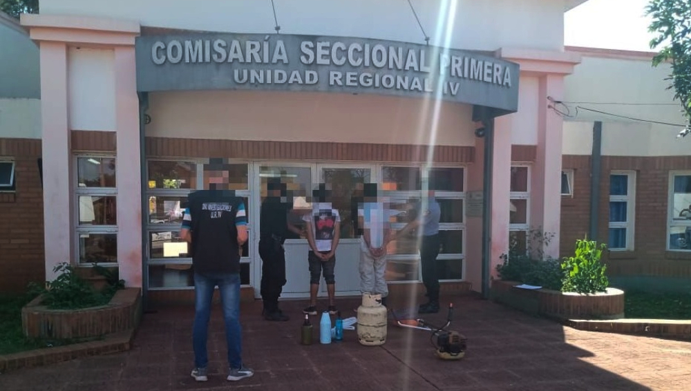Se llevaron diversos objetos de una vivienda y fueron detenidos