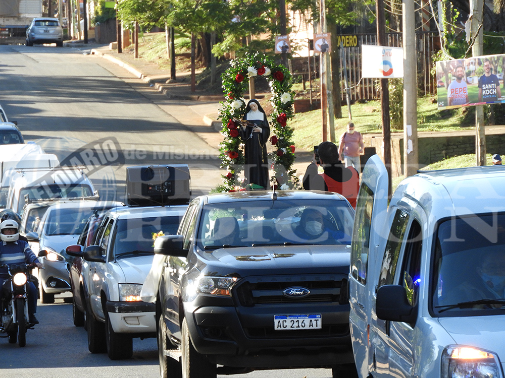 Una extensa caravana acompañó a Santa Rita en Posadas