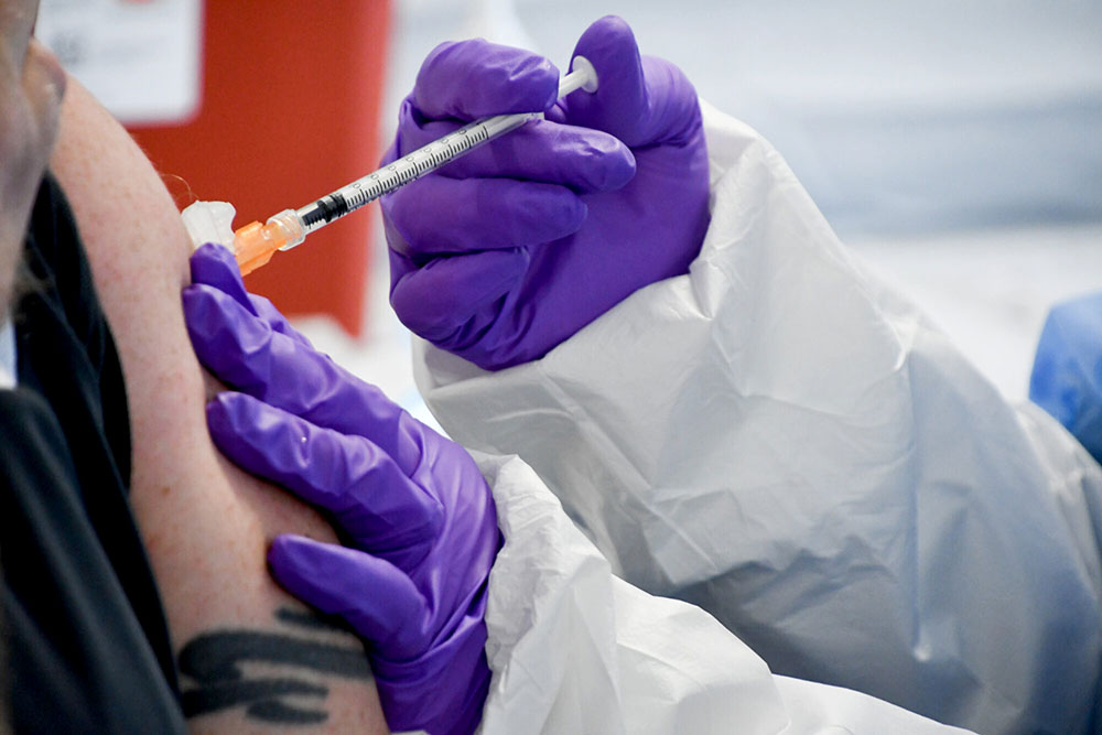 Fiscalía paraguaya pide al Gobierno informe sobre vacunación irregular