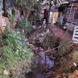 Familias de la chacra 246 rodeadas de desagües de aguas cloacales