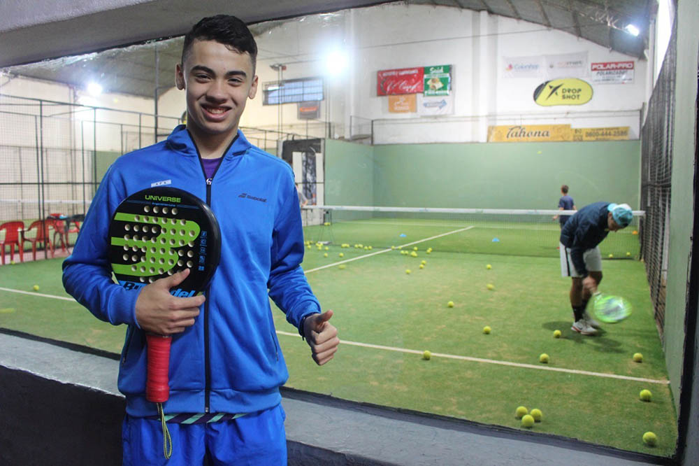 ESPAÑA A LA VISTA. Leo junta dinero para poder viajar al Viejo Continente.