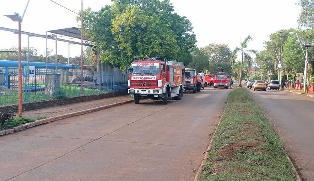 Bomberos Voluntarios llevaron agua a vecinos de Puerto Iguazú