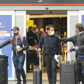 Continúa la polémica por el cepo al ingreso de pasajeros en Ezeiza