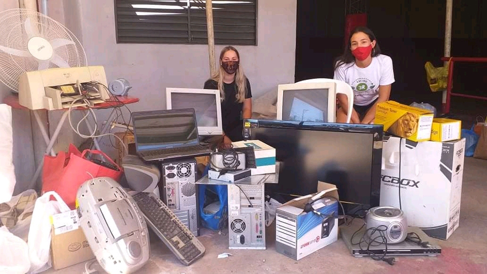 Reparan artefactos electrónicos para donar a los que más necesitan