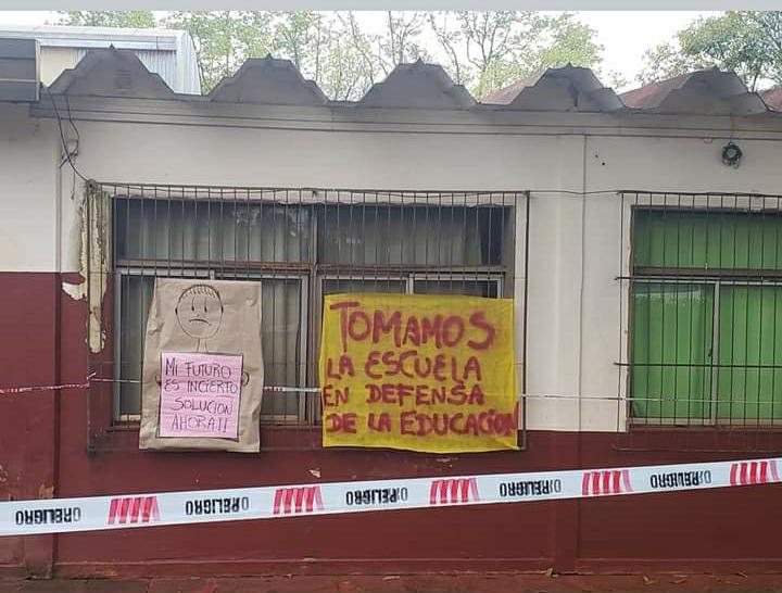 Docentes tomaron el colegio Bachillerato Común 3 de Andresito