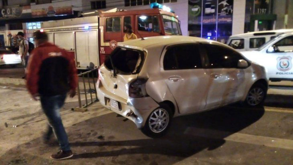 Incendió el auto, aceleró a fondo y causó un choque múltiple en Asunción
