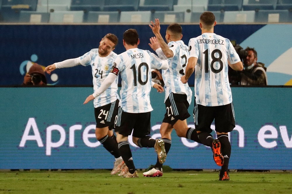 NOTICIAS ARGENTINAS BAIRES,
JUNIO 28: Alejandro Gómez
festeja el primer gol de
Argentina ante Bolivia. Foto
NA: COPA AMERICA