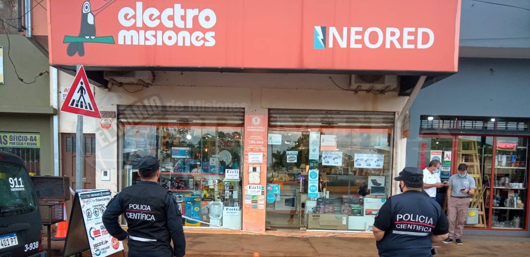 A punta de pistola y a los tiros asaltaron un local comercial en Garupá