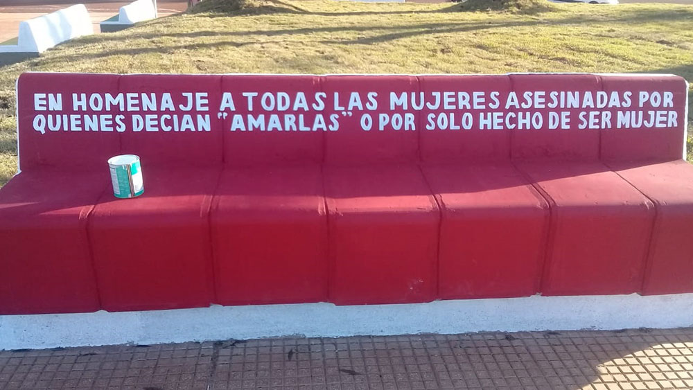 Colocaron el “Banco Rojo” en la renovada plaza San Martín