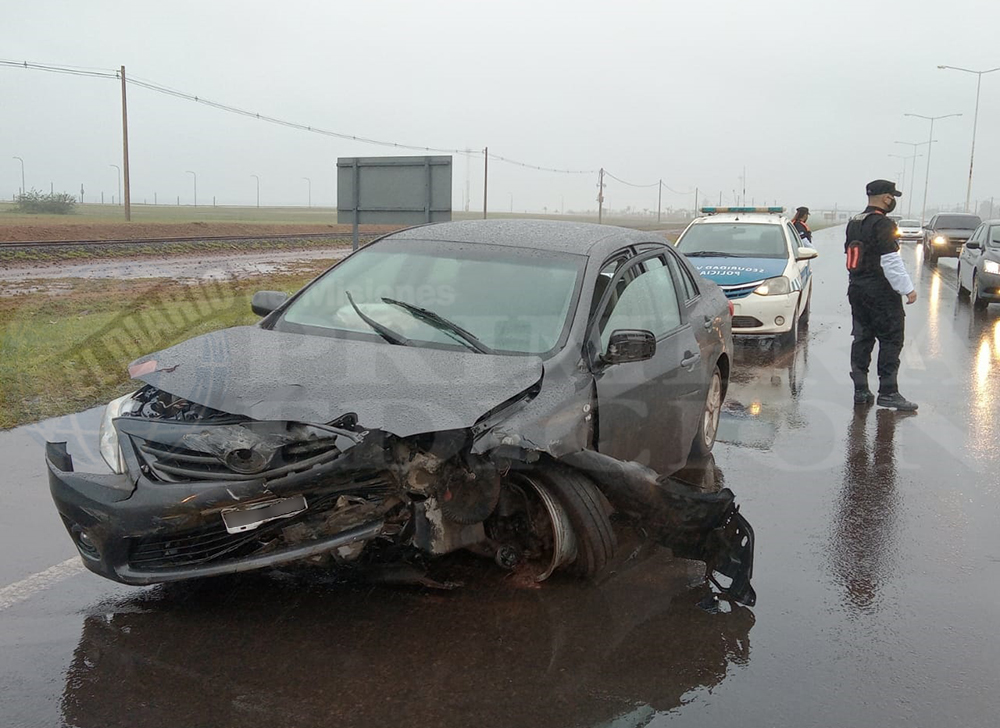 Un automóvil despistó sobre el Acceso Sur de Posadas