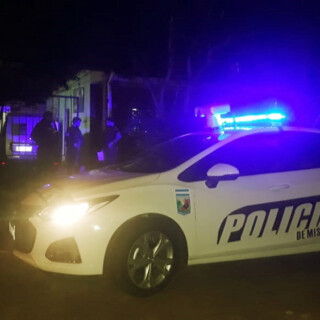 Robó objetos de un auto e intentó escapar escabulléndose en una casa