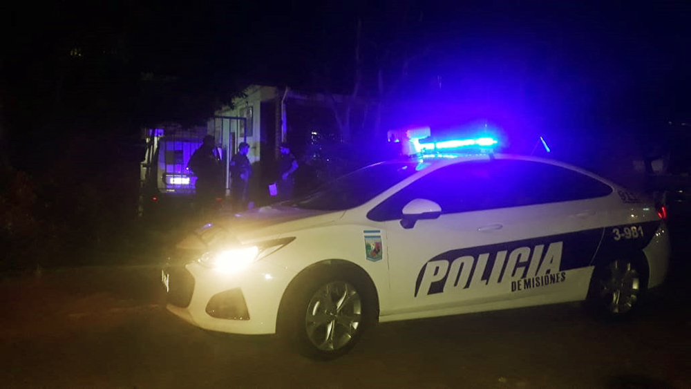 Robó objetos de un auto e intentó escapar escabulléndose en una casa 