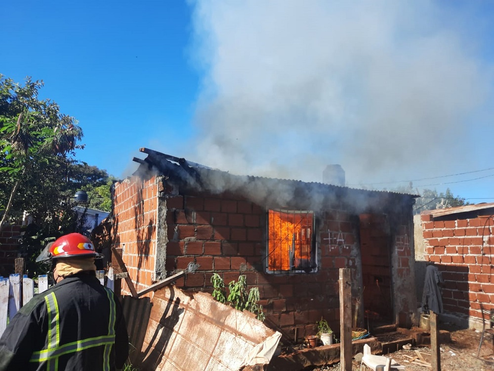 Seis hermanos rescatados de un incendio luego que sus padres los dejaran encerrados