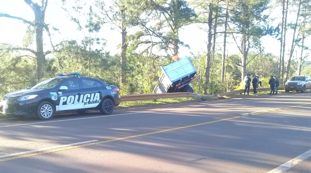 Un camión volcó sobre la Ruta Provincial 3